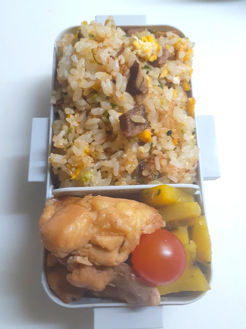 ☆中学生弁当☆自家製チャーシュー入り炒飯、鶏照焼、薩摩芋焼き、ミニトマト|ｼｮｺﾗさん