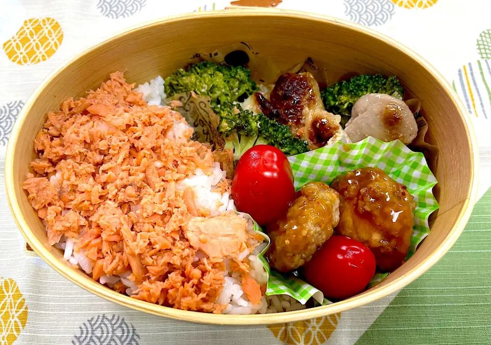 鶏肉、カルビ焼きとシャケフレークご飯🍱|なお🅿️さん