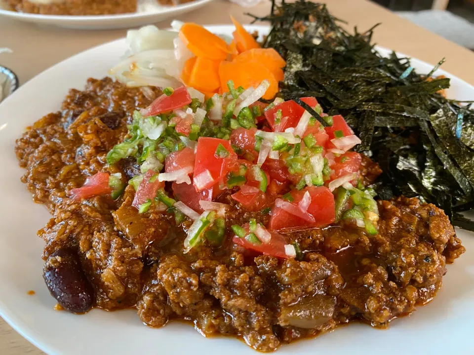 Snapdishの料理写真:チリコンカン夏と極辛キーマクラシックのあいがけのりだく🔥🍛味玉トッピング🥚ピクルスマシマシ🥒|buhizouさん