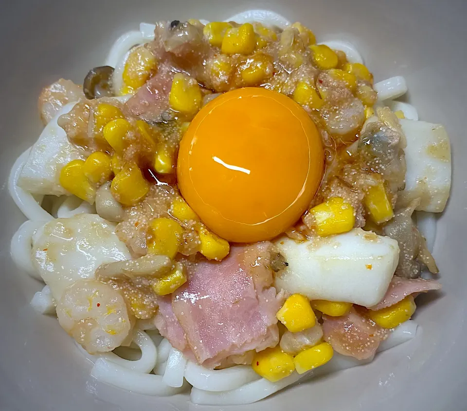 Snapdishの料理写真:シーフードバターコーン明太釜玉うどん|すくらんぶるえっぐさん