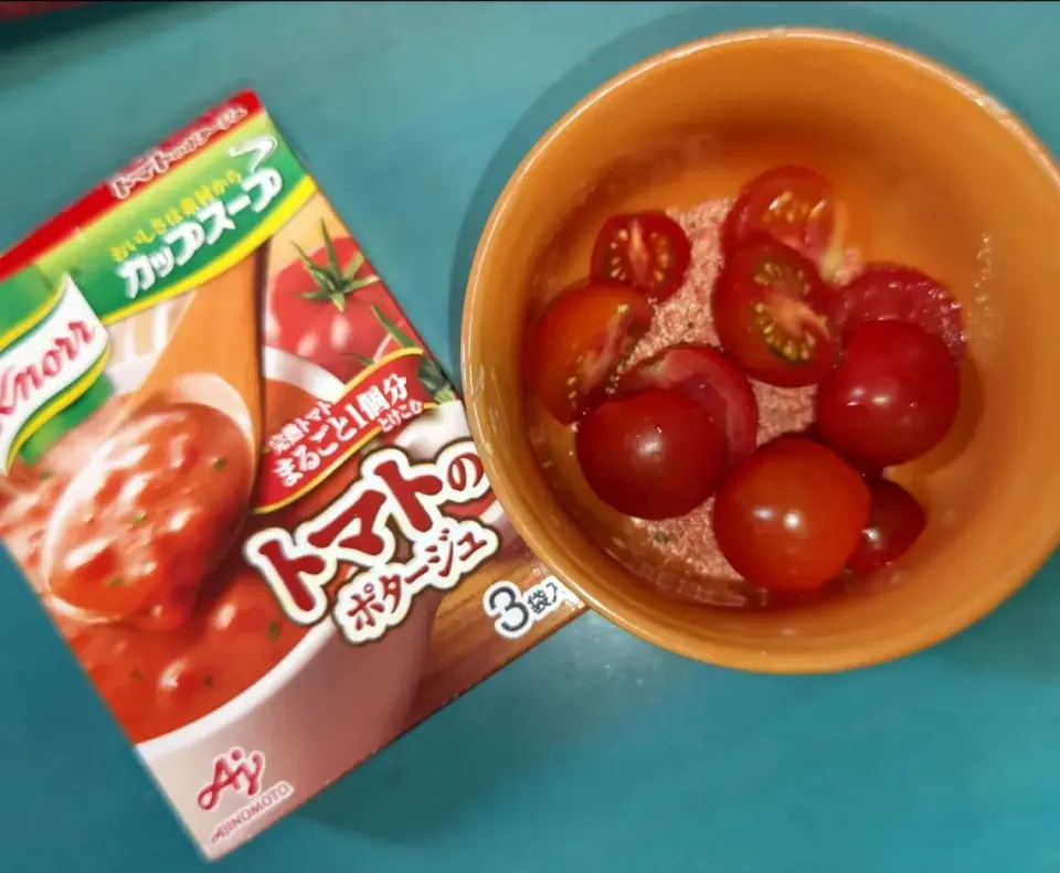 昼食はライ麦パンのサンドウィッチとトマトスープ。|Katsuraさん