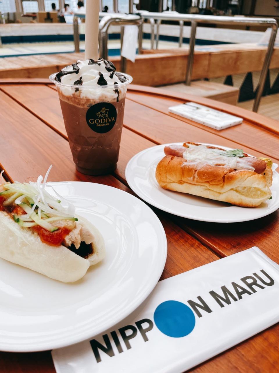 日本丸カフェでGODIVAドリンクと軽食