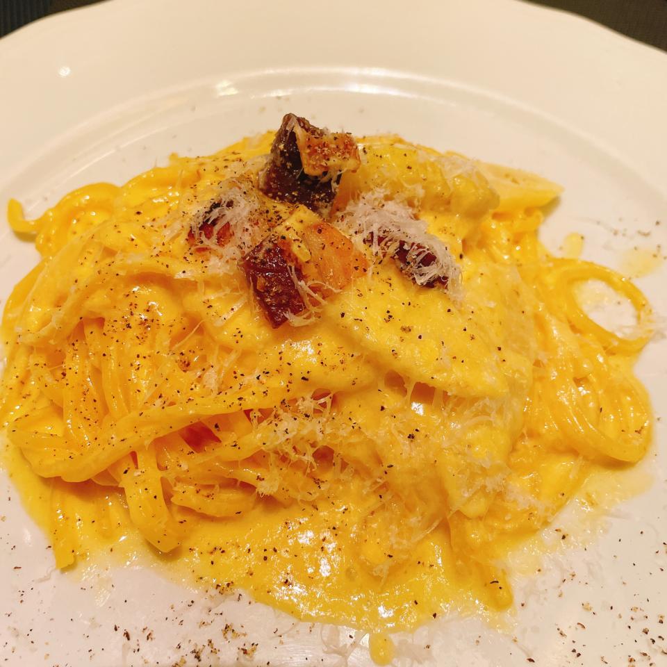 イタリア料理店本格カルボナーラ