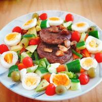 Beef burger with chestnut mushrooms, boiled eggs, green beans, carrots, broccoli, tomatoes, cucumber, avocado, olives.