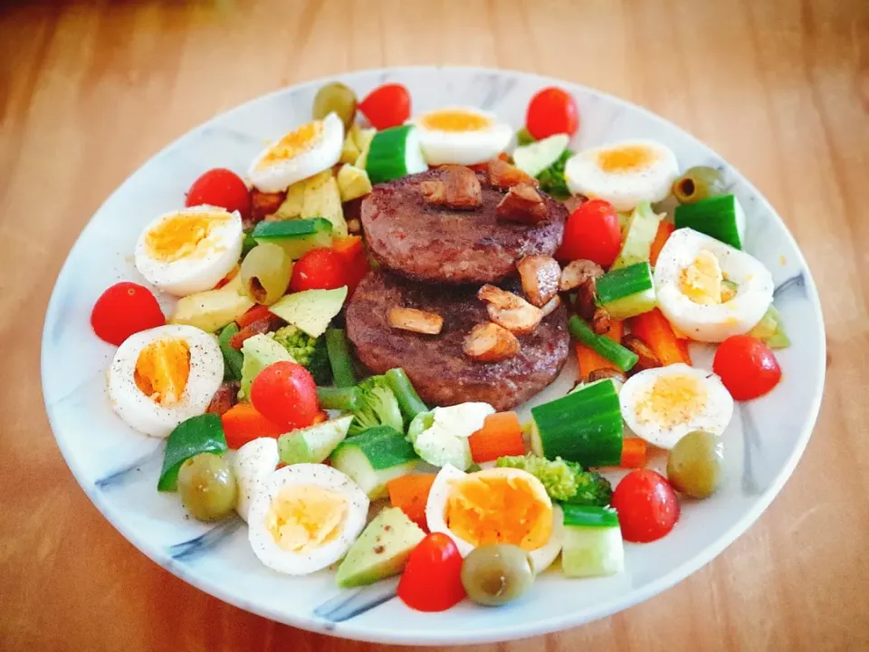 Beef burger with chestnut mushrooms, boiled eggs, green beans, carrots, broccoli, tomatoes, cucumber, avocado, olives.|Aldin Alicさん