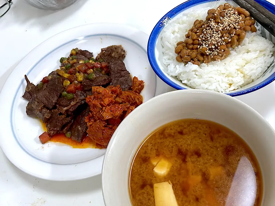 Snapdishの料理写真:うう。。。ネギが、野菜がない。。。納豆ご飯と豆腐の味噌汁、ハラミ焼肉と唐辛子シーチキン♫  2022.7.7|Yoshihiro Andoさん