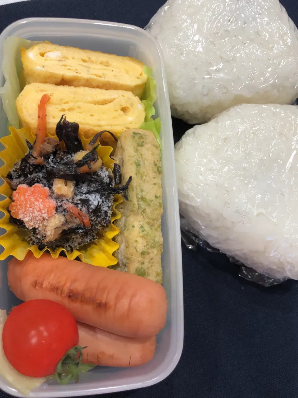 梅干しおにぎり、子持ち昆布おにぎり、たまご焼き、ウインナー、とり磯辺、ひじき煮、ミニトマト|きらきらさん