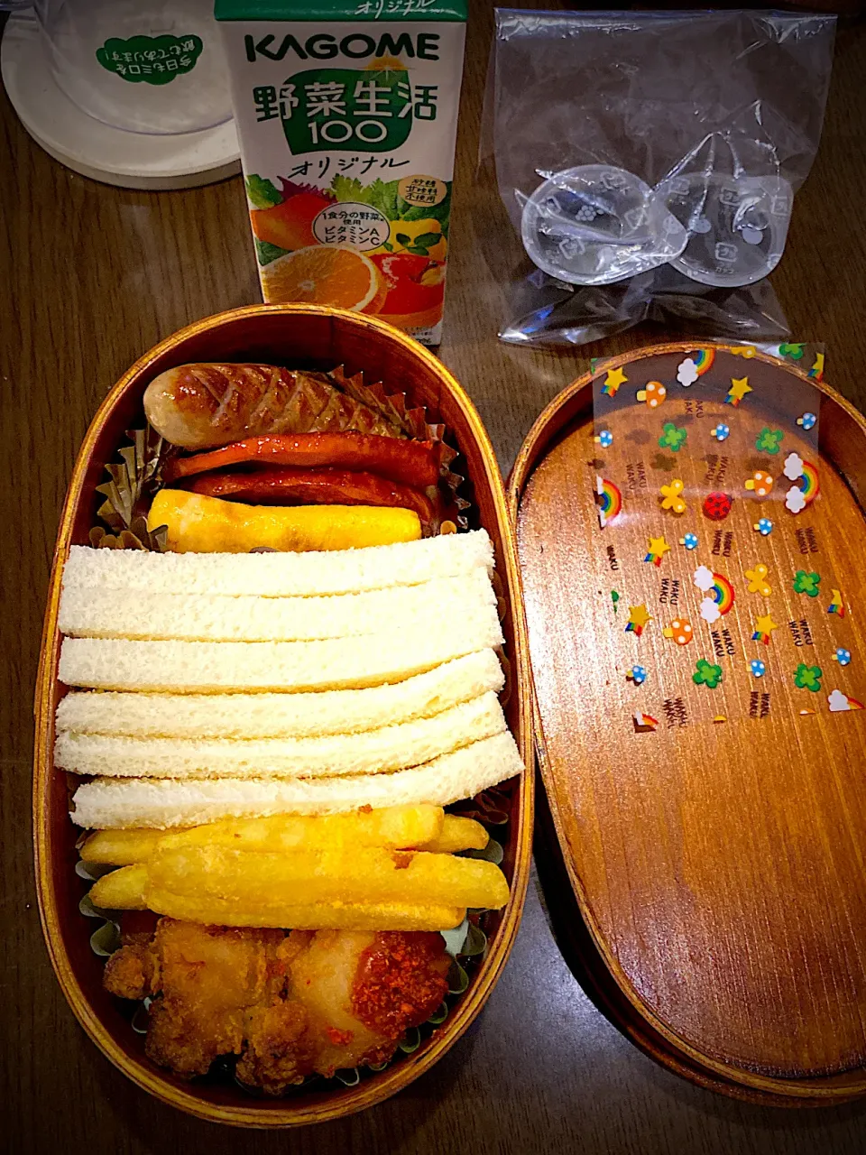 お弁当🍱　サンドイッチ　ソーセージソテー　ハムソテー　卵焼き　フライドポテト　チーズパウダー　フライドチキン　オーロラ辛ソース　クリスピーチキンシーズニング　野菜ジュース　麦茶|ch＊K*∀o(^^*)♪さん