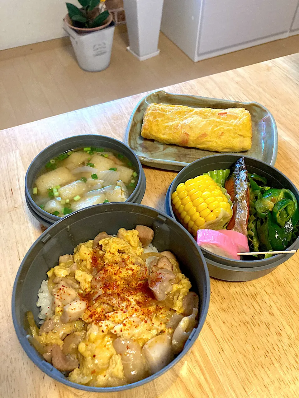 今日の旦那さんお弁当と朝ごはん用のカニカマ卵焼き☺︎|さくたえさん