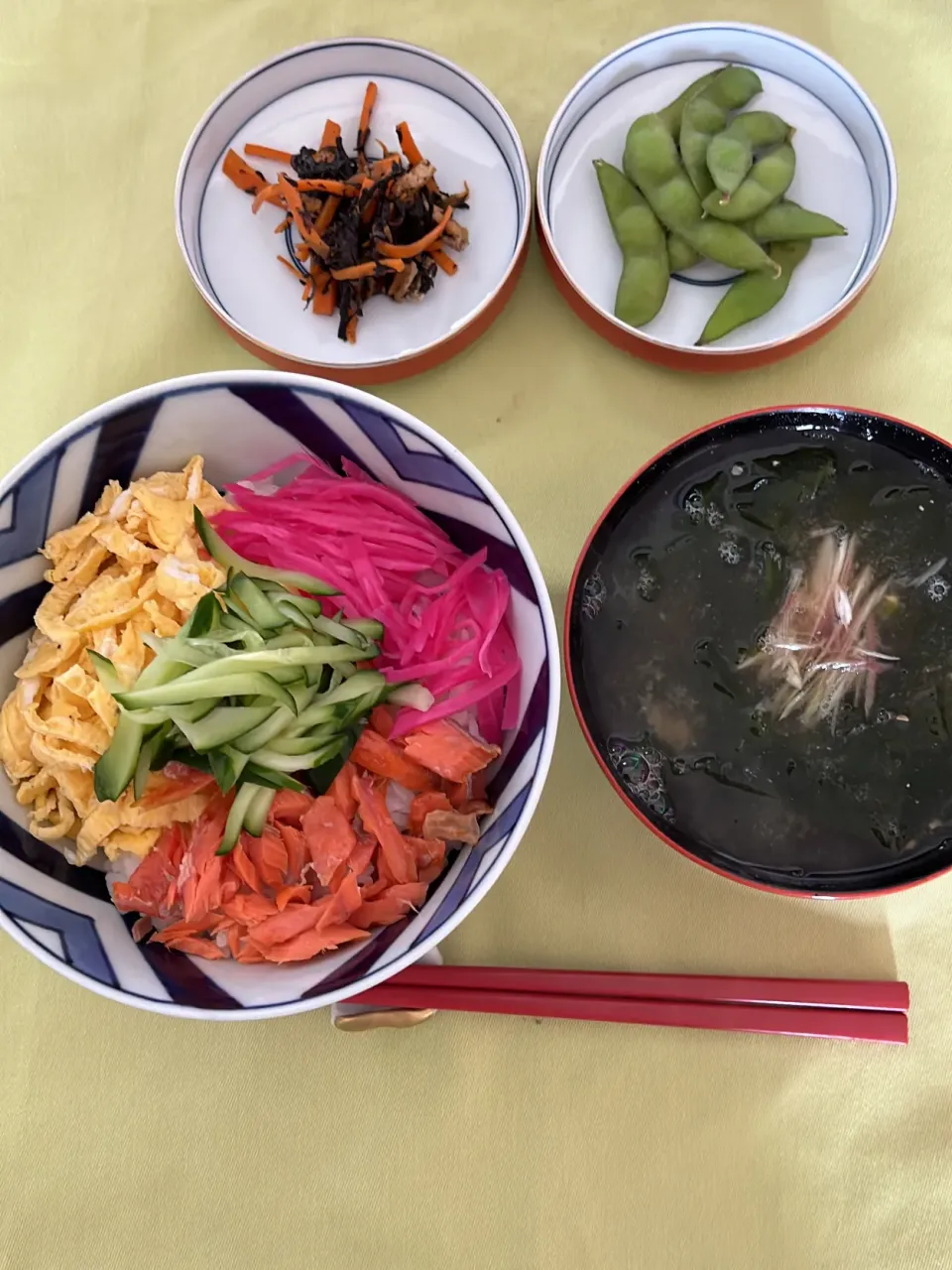 夏の丼も美味しい、わかめたーっぷりのみょうがのお味噌汁と作り置きのヒジキの煮たのん✨|tamemitiさん