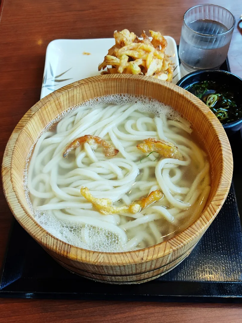 Snapdishの料理写真:丸亀製麺で食べて欲しいのは釜揚げうどん

素直にうどんの風味を楽しめるという意味では、釜揚げうどんが一番だそうです。
でも、お湯がはねるのが玉に瑕かな。
と思ったら、麺を上にあげるのではなく、桶のふちに這わせれば、お湯がはねないんてすって。
目からウロコ。|Rピージャーさん