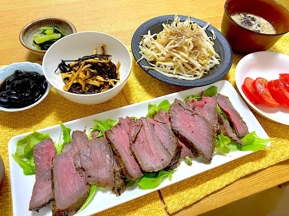 ホットクックでローストビーフ🍖、なかしましほさんのひじき和え、野沢菜、黒豆、もやしのえごま和え|1614さん