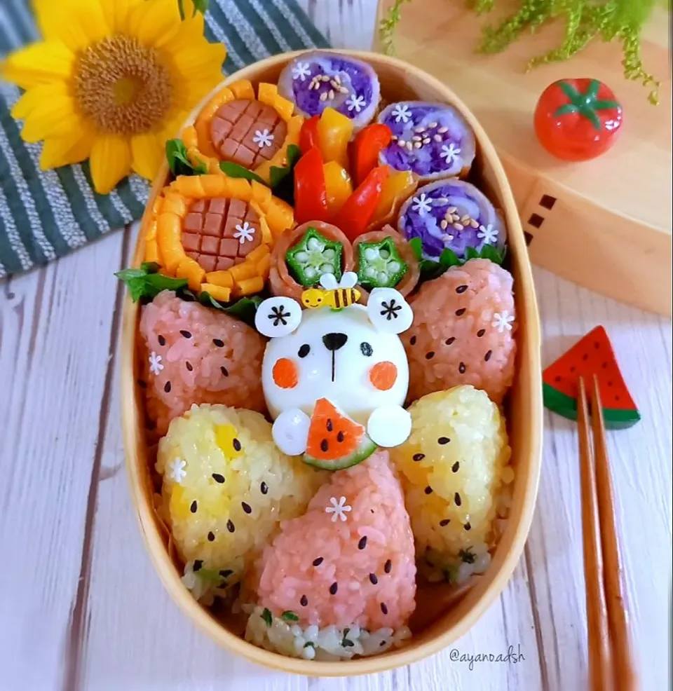 Snapdishの料理写真:🌻🍉🌻🍉🌻
スイカに囲まれる白くまくん弁当♪|ayano.adshさん