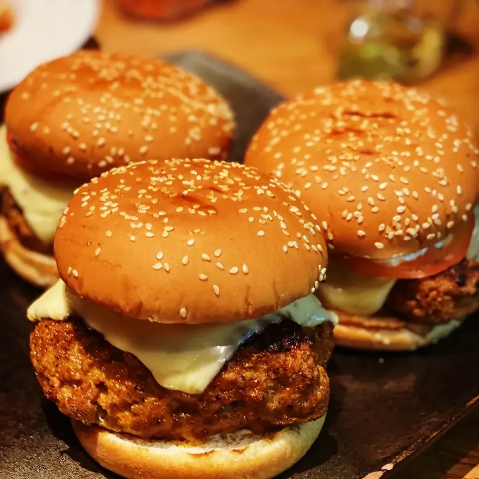 Dinner ! Dinner ! 
Homemade Beef Burgers with Mozzarella Cheese & Tomato with Tomato Olive Feta Cheese Salad with Cesar Dressing & Chives 
#salad #burgers #home|Emanuel Hayashiさん