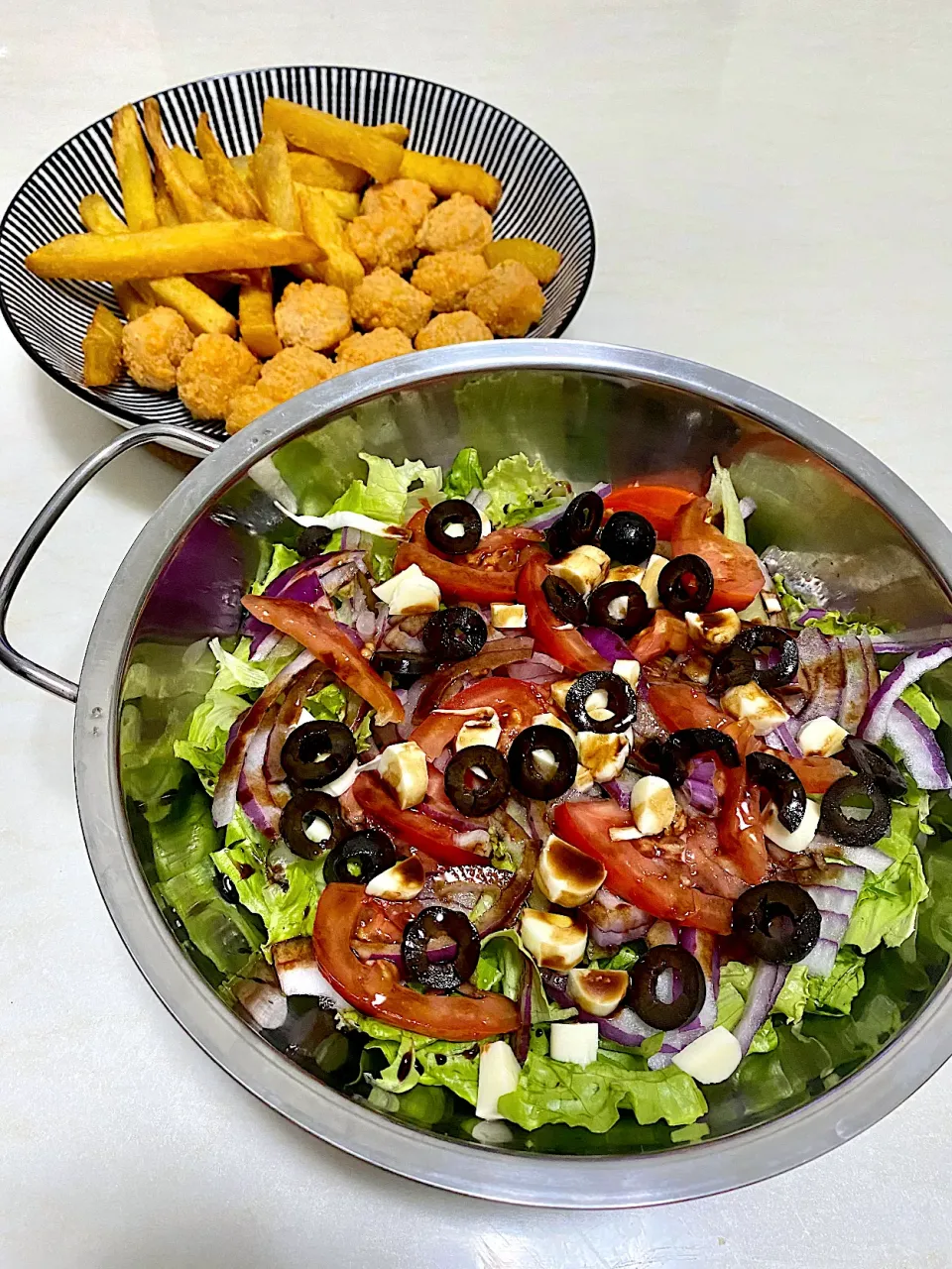 Popcorn chicken and sweet potatoes fries with salad dressed in olive oil and balsamic vinegar|Emmaさん