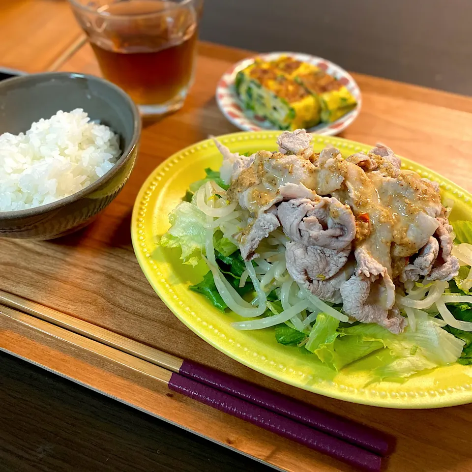 Snapdishの料理写真:豚しゃぶサラダとニラ卵焼き|ちぐあささん