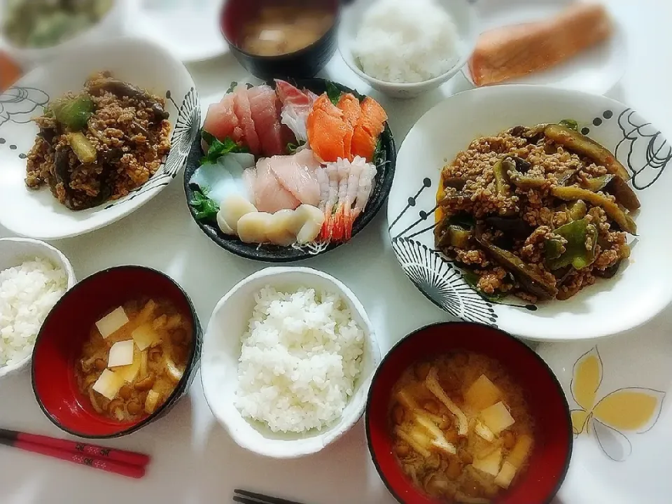 夕食(*^^*)
麻婆茄子
刺身盛り合わせ
鮭ハラミ焼き
枝豆ちぎり揚げ
お味噌汁(なめこ、油揚げ、豆腐)|プリン☆さん