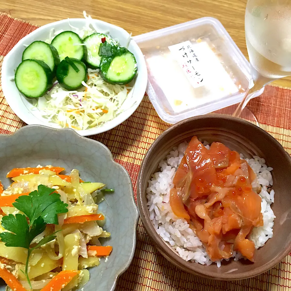 2022/07/08 北海道サーモン漬け丼、根菜豆腐炒め、キュウリ浅漬け|kykyさん