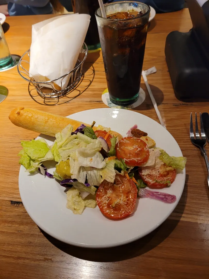 On vacation. Olive Garden salad and bread sticks.|Macchefさん