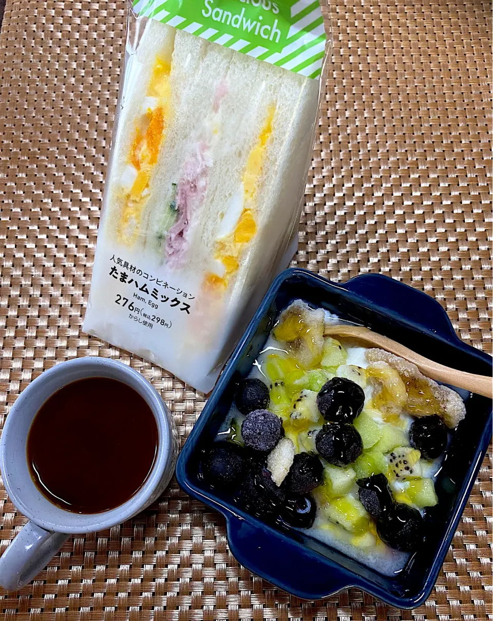 コンビニサンドとフルーツヨーグルトとコーヒー🥪🍌🫐🥝🍯☕️|すくらんぶるえっぐさん