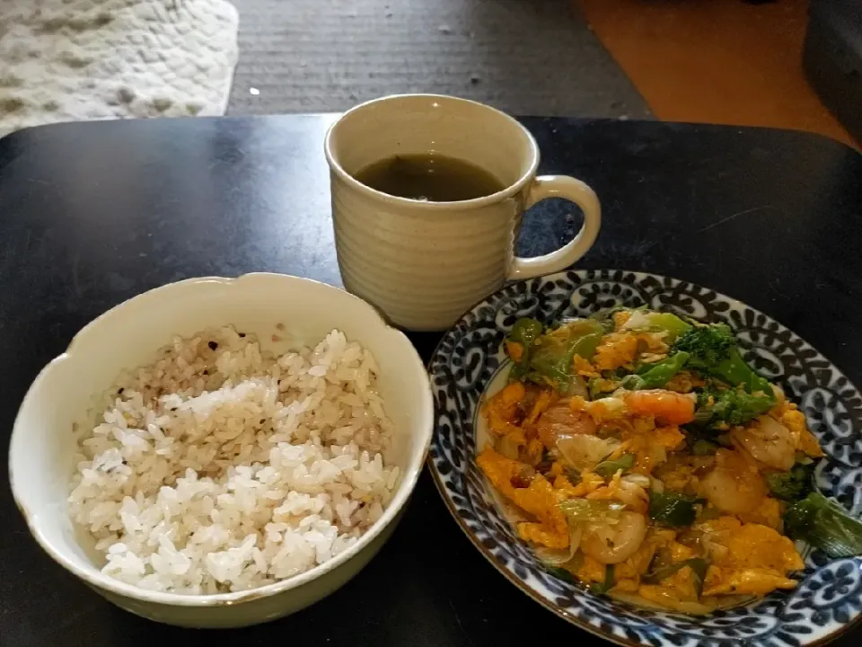 夜勤明けエビブロ塩炒（昨日の清湯スープ使用とわかめスープ）|Tarou  Masayukiさん