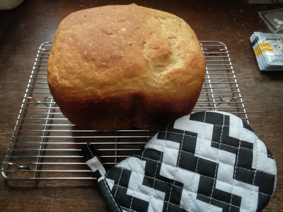 すりごまと粉チーズを入れた食パン🍞|にんにくと唐辛子が特に好き❤️(元シャリマー)さん