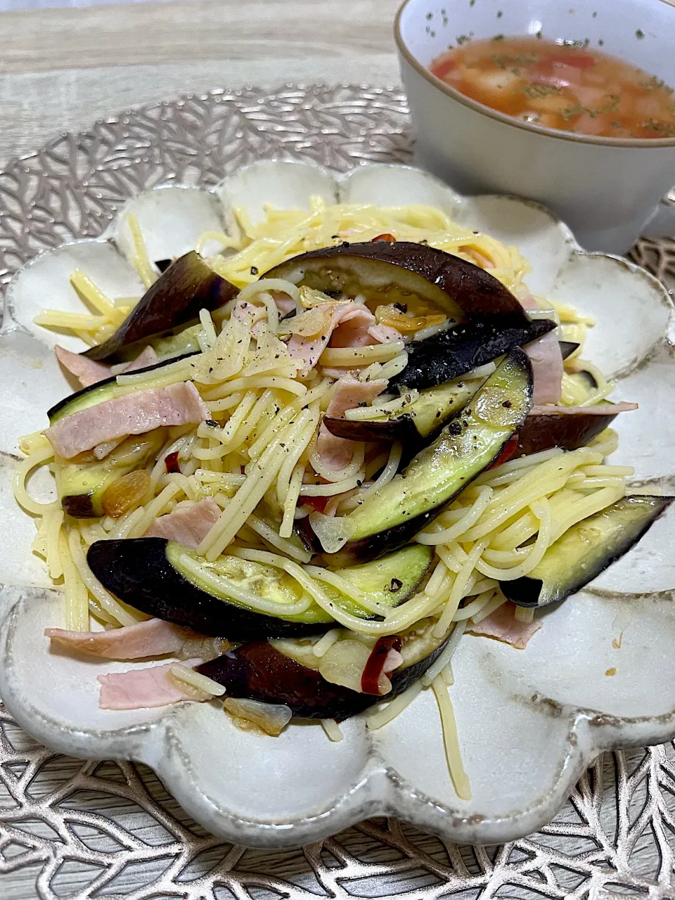 ナスのペペロンチーノとトマトとじゃがいものスープのお昼ごはん|ゆかｕさん