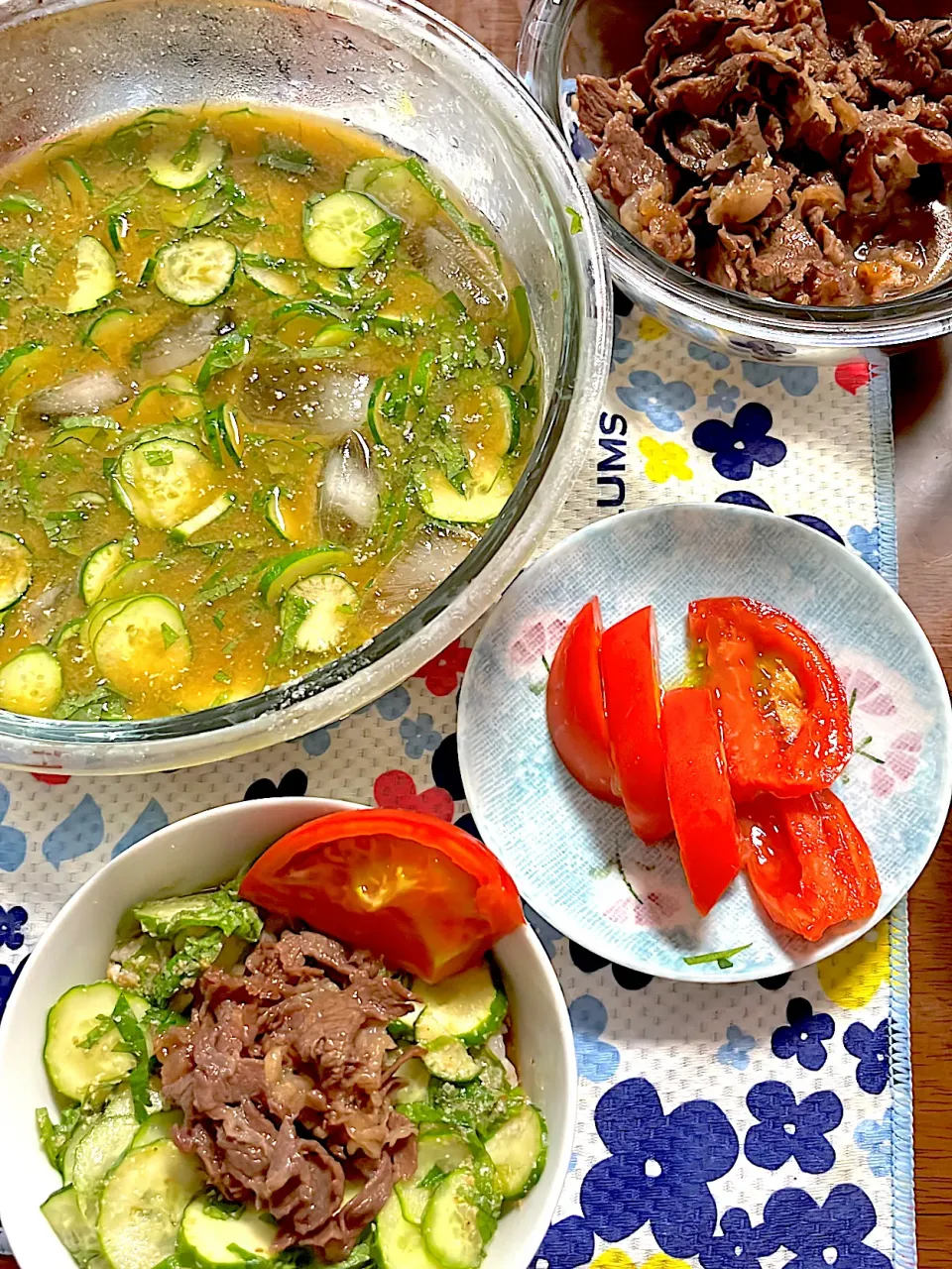 冷や汁　牛肉の時雨煮付き　トマト🍅|4jinoanataさん