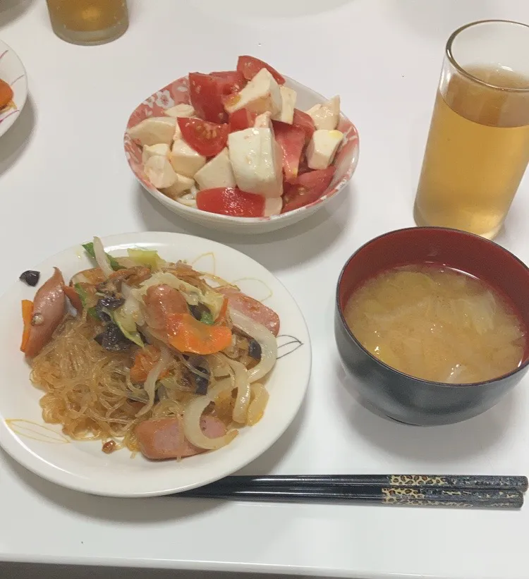 久々に晩御飯投稿。☆麻婆春雨☆カプレーゼサラダうどん☆みそ汁（白菜、大根）|Saharaさん