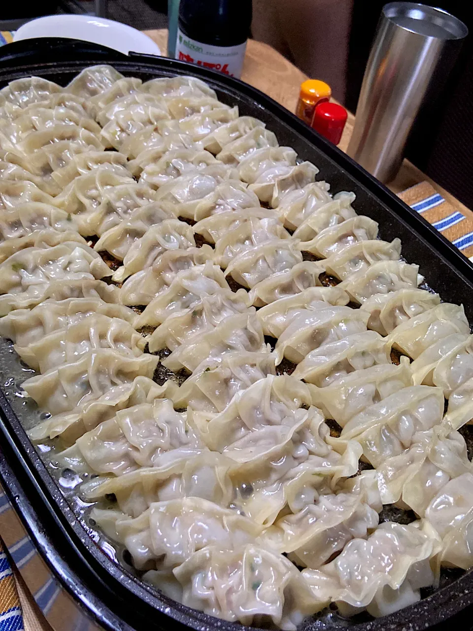 お夕飯は、ホットプレートで大量餃子🥟140個包みました〜！|renharuruさん