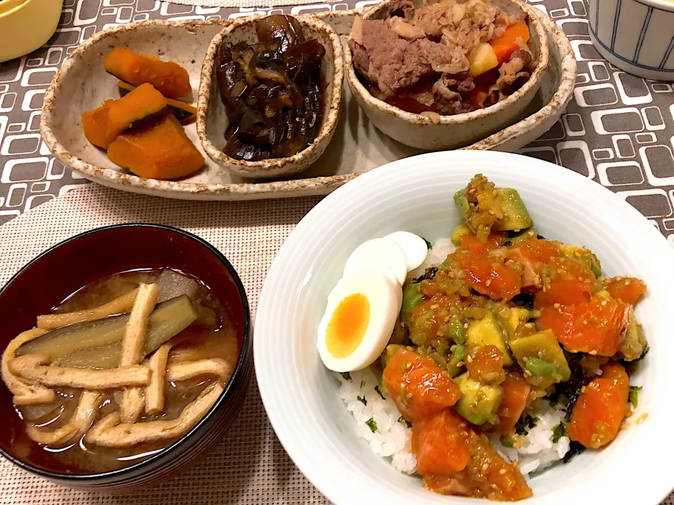 サーモンポキ丼、肉じゃが、茄子の煮浸し、南瓜煮|amiさん