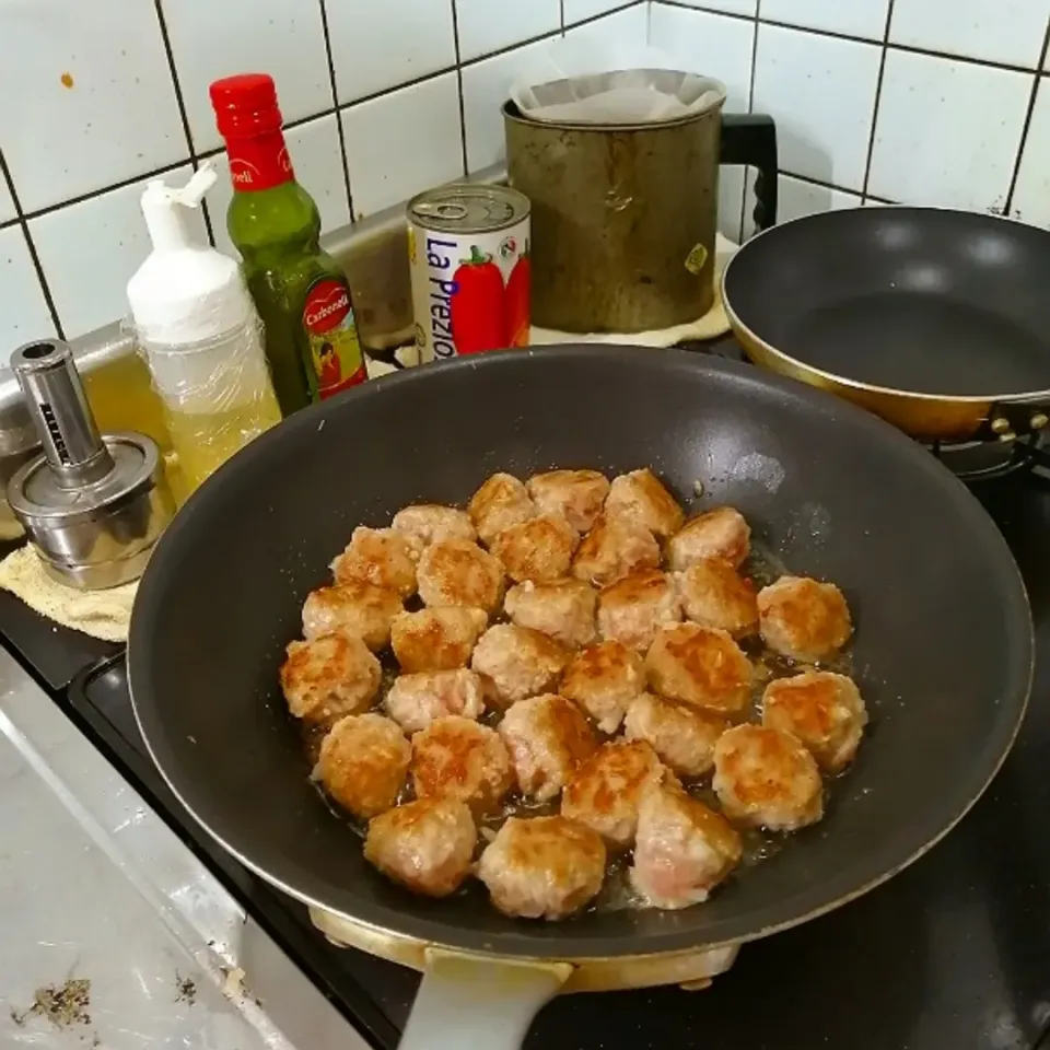 自家製焼きミートボール。このあとトマト缶で煮ます。|ariyo4200さん