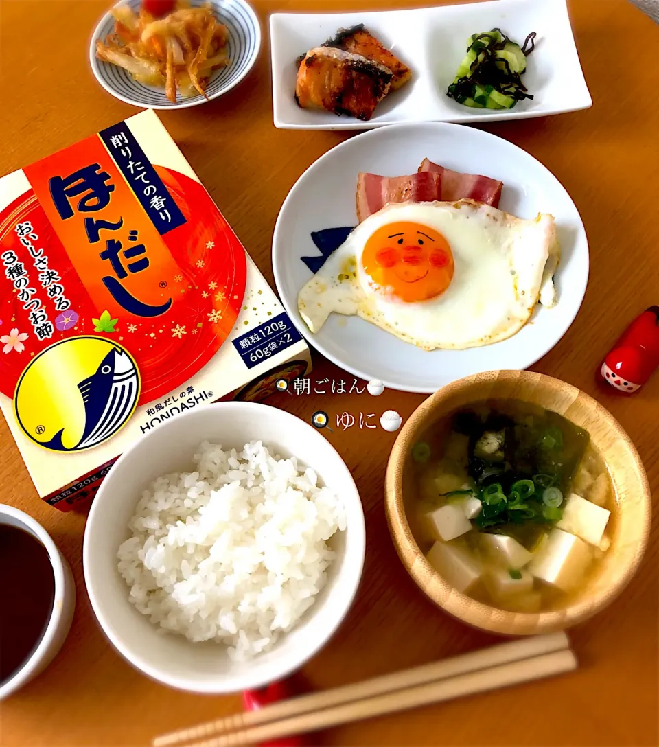 Snapdishの料理写真:朝ごはんは🍳定番のみそ汁と、お弁当のおかずの残り物で✨( ´͈ ᗨ `͈ )◞♡⃛|🌸yuni🌸さん