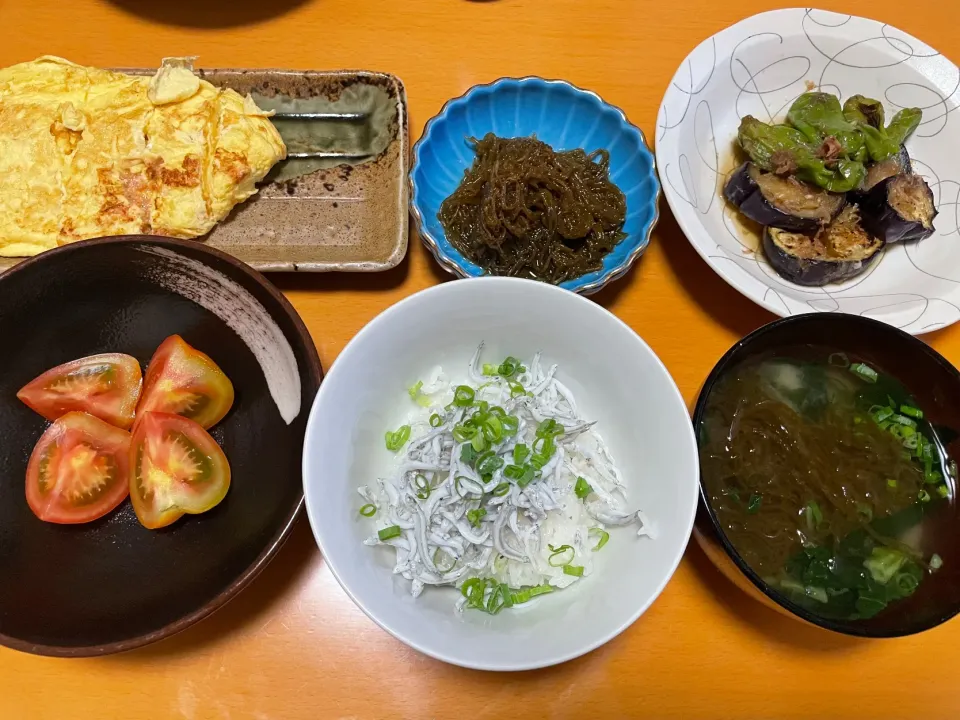 しらす丼🌟明太子のだし巻き🌟ナスとししとうの焼き浸し🌟沖縄のもずく酢🌟もずくの味噌汁🌟トマト|まり＊さん