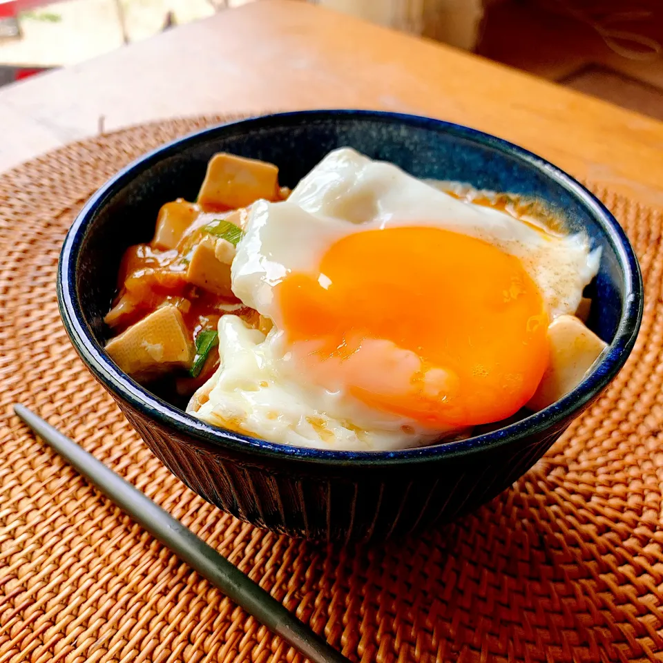 目玉焼き麻婆丼✴︎|あやみんさん