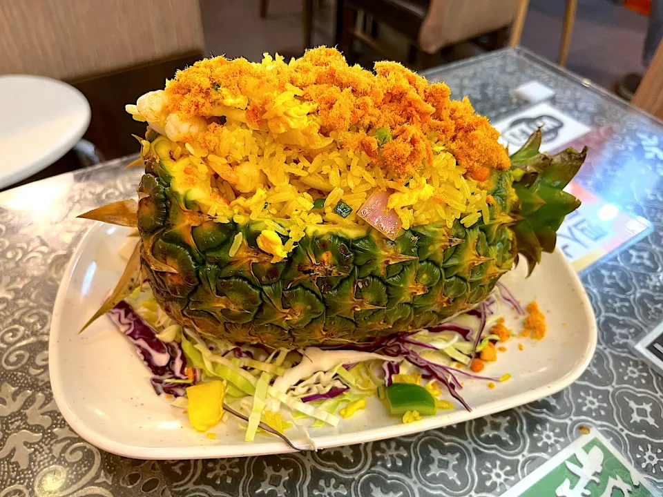 Fried rice in whole pineapple|skyblueさん