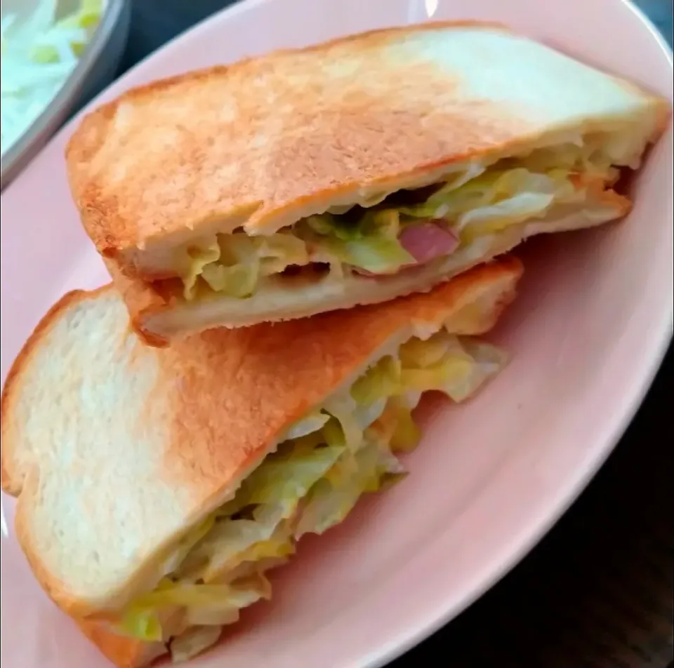 キャベツとウィンナーのホットサンド🥪|じょうさん