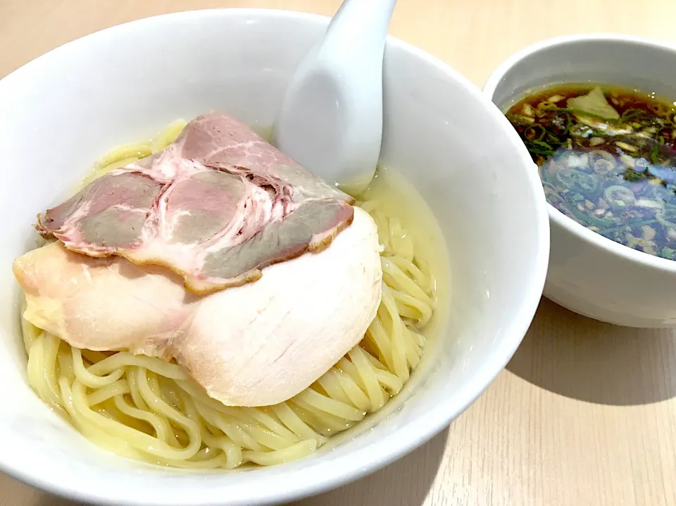 つけ麺  菅野製麺特注  番手12  平  国産中力粉使用の熟成多加水麺  食感はツルモチです  豚と鶏の焼豚が1枚ずつ乗ってます|リフルシャッフルさん