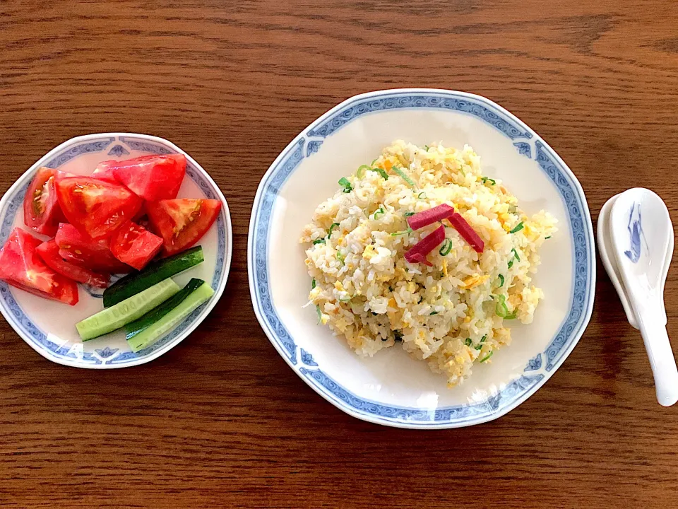 Snapdishの料理写真:新鮮玉子🥚とシラスの炒飯と自家製トマト🍅胡瓜🥒今日の昼食20220710|rococoさん