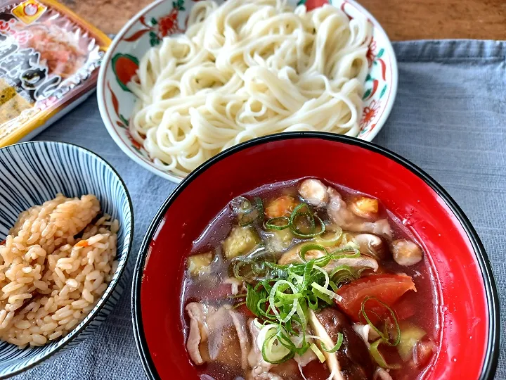 稲庭饂飩　豚しゃぶ茄子トマト椎茸などの冷やした汁|ぱいんてーるさん