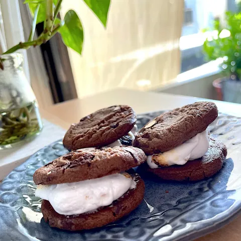 「スモアチョコマシュマロ」を使ってみたSnapdishの料理・レシピ写真:焼きマシュマロのクッキーサンド🍪