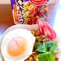 Snapdishの料理写真:肉みそキャベツロコモコ丼|ちゃいさん