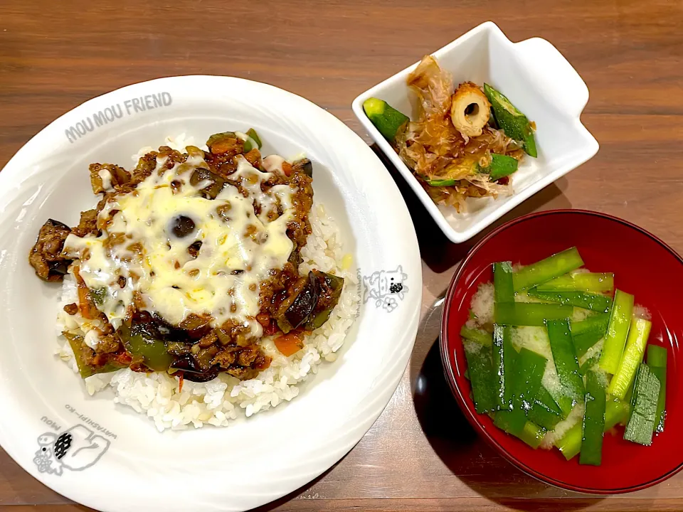 夏野菜のドライカレー　じゃがいもとニラの味噌汁　オクラとちくわのおかか炒め|おさむん17さん