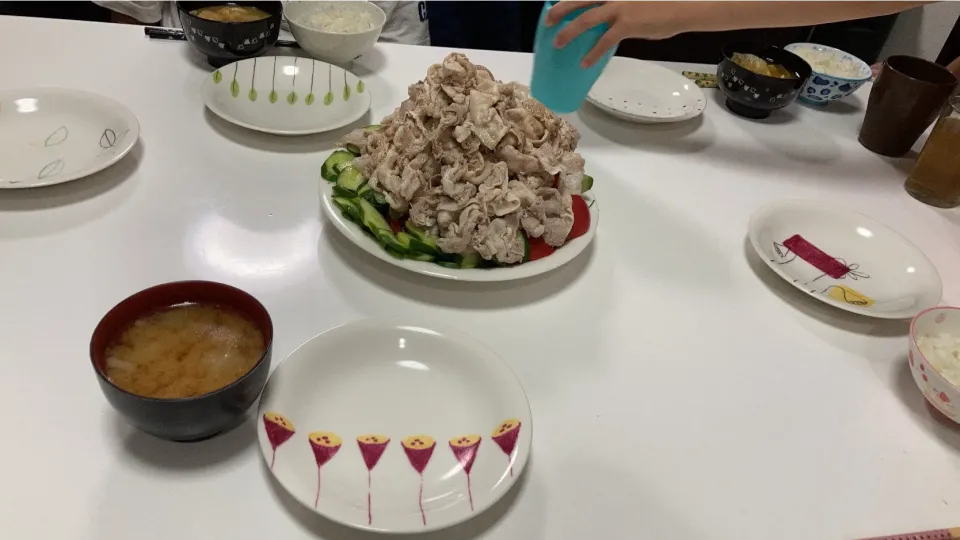 晩御飯。☆冷しゃぶサラダ（胡瓜、トマト）☆みそ汁（厚揚げ、キャベツ）後出しで胡瓜の奈良漬けと納豆|Saharaさん