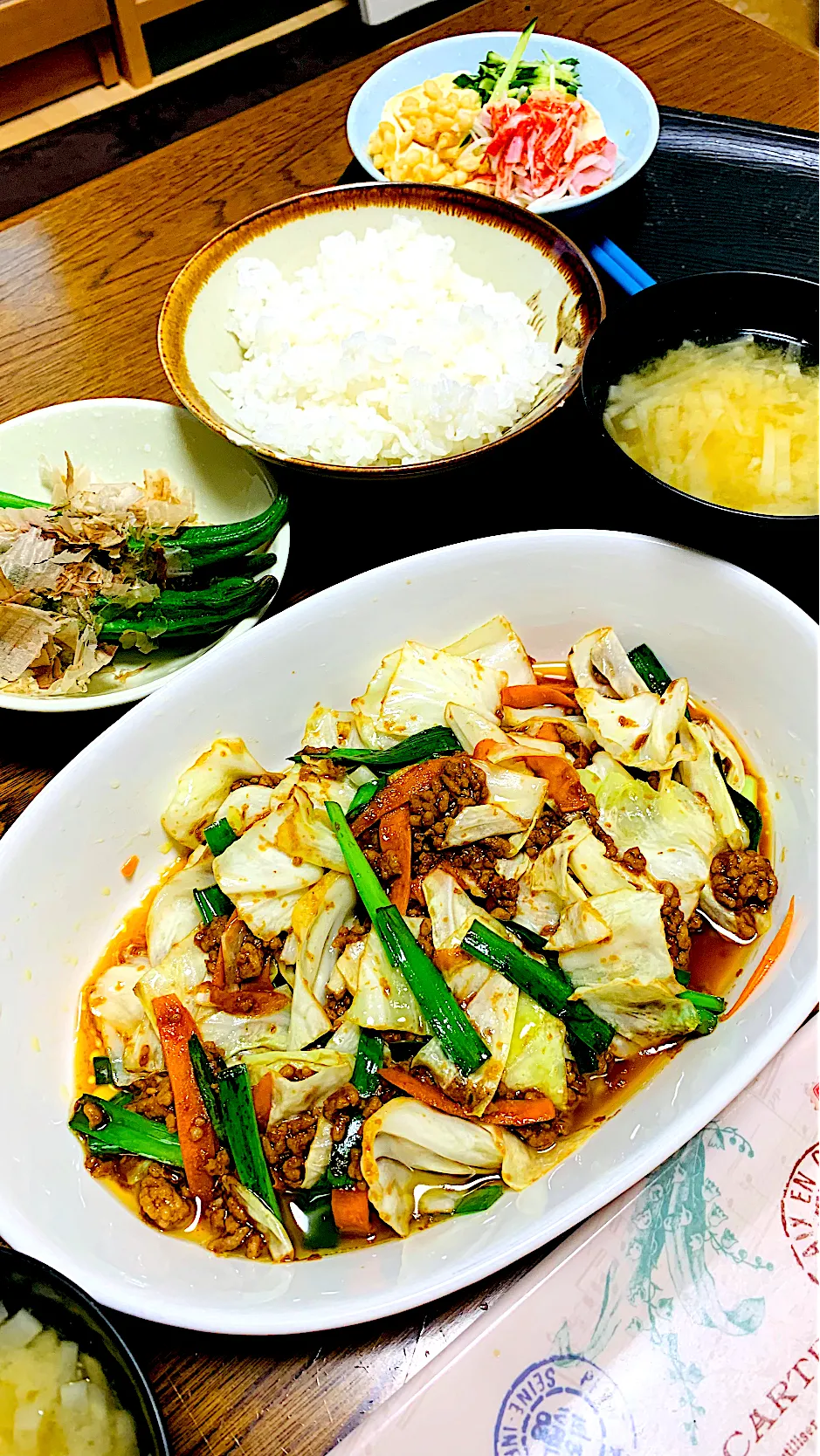 肉味噌キャベツと具沢山冷奴，大根の味噌汁|ちはるさん