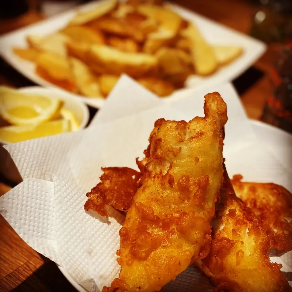 Dinner ! Dinner ! 
Last Dinner before I head to England 🏴󠁧󠁢󠁥󠁮󠁧󠁿 So Fresh Battered Cod Fillet with Fresh Cut Jacket Calbee Potato Fries with my Jalapeño T|Emanuel Hayashiさん