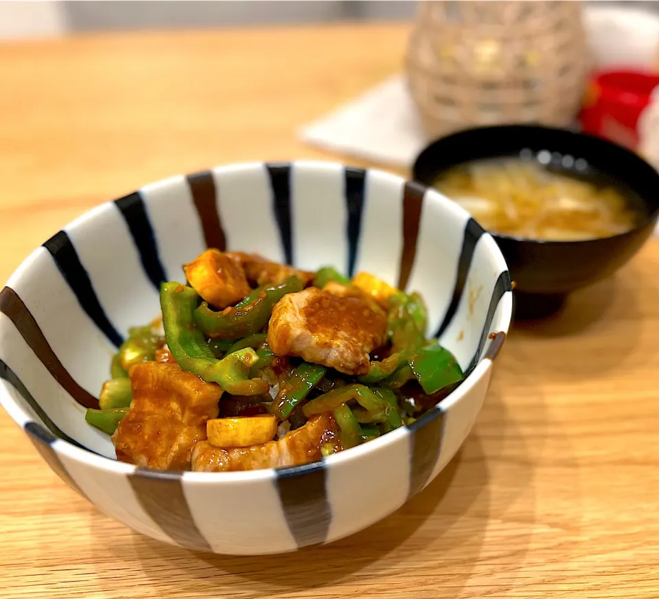 豚バラとピーマンの肉味噌炒め丼＆味噌汁|yuuukaさん