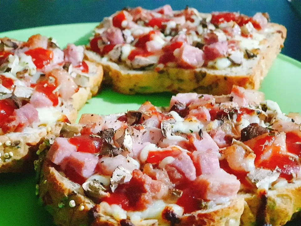 Pizza Sandwich - brown bread with 7 different seeds, pancetta smoked (bacon), chestnut mushrooms, mozzarella cheese, ketchup and Italian mix herbs.
Toasted in oven.|Aldin Alicさん