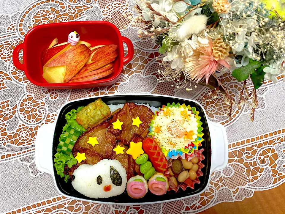 Snapdishの料理写真:2022.7.11はスヌーピーのミニおにぎり入り味噌カルビ弁当⭐️|makoさん