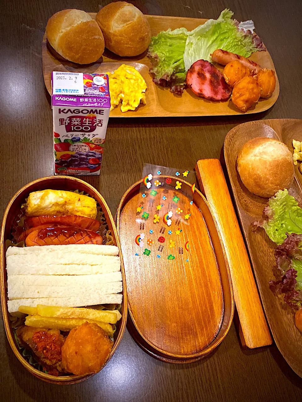 お弁当🍱　サンドイッチ　卵焼き　ハムソテー　ソーセージソテー　バーベキューソース　チーズ入りフライドチキン　オーロラ辛ソース　クリスピーチキンシーズニング　フライドポテト　チーズパウダー　野菜ジュース　麦茶|ch＊K*∀o(^^*)♪さん